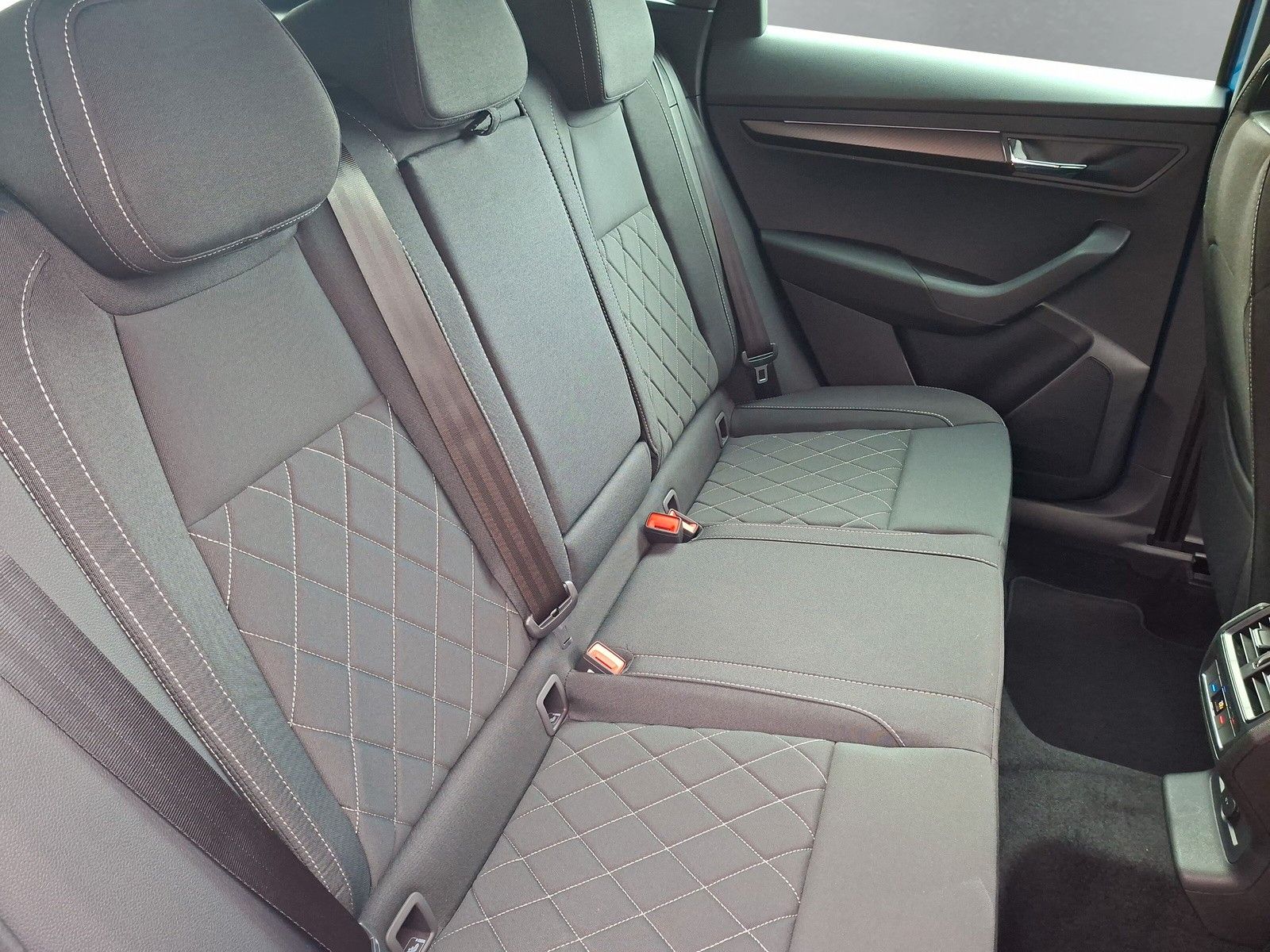 Fahrzeugabbildung SKODA Karoq 1.5 TSI Sportline Pano AHK Matrix 19" Side