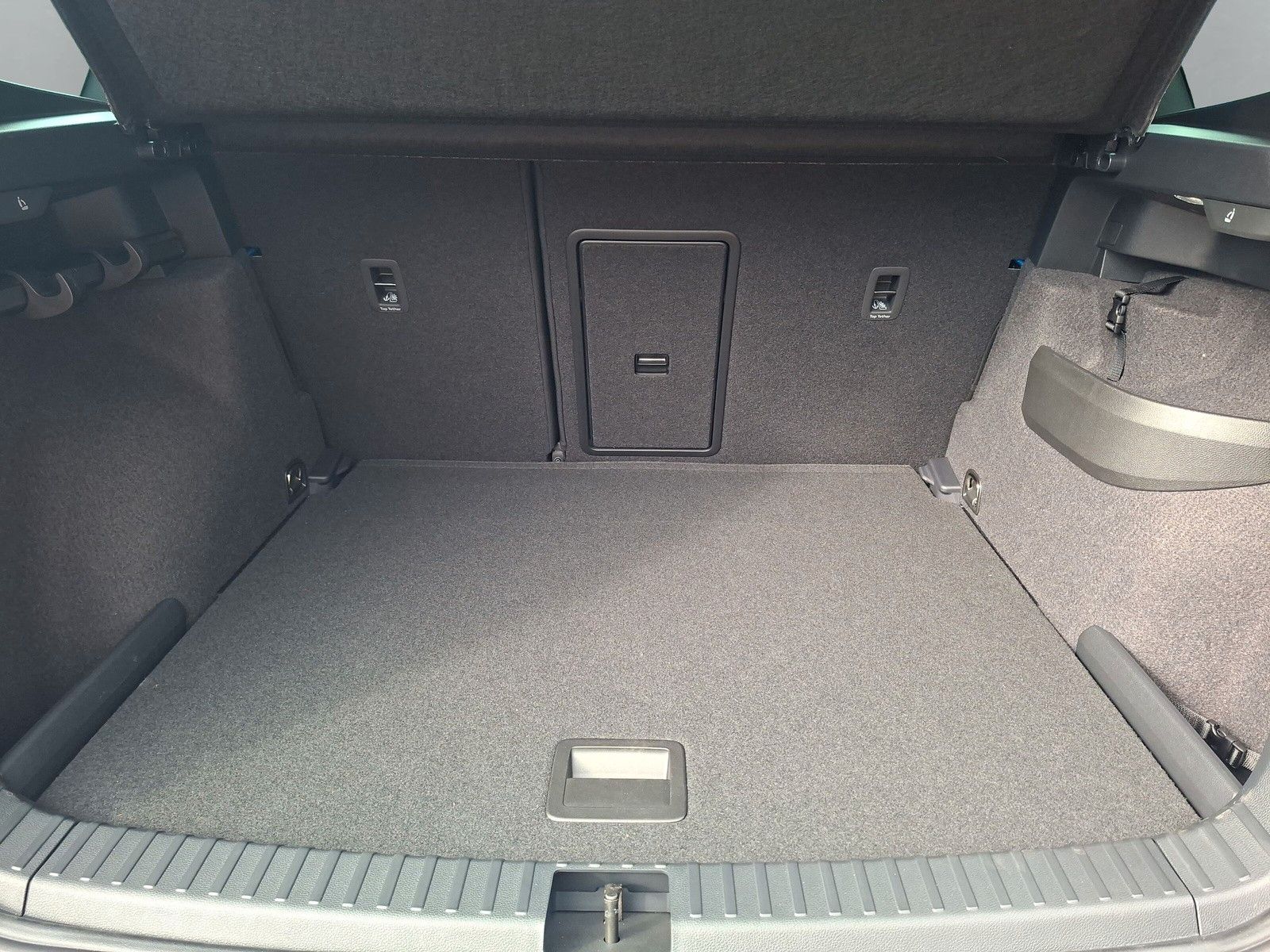 Fahrzeugabbildung SKODA Karoq 1.5 TSI Sportline Pano AHK Matrix 19" Side