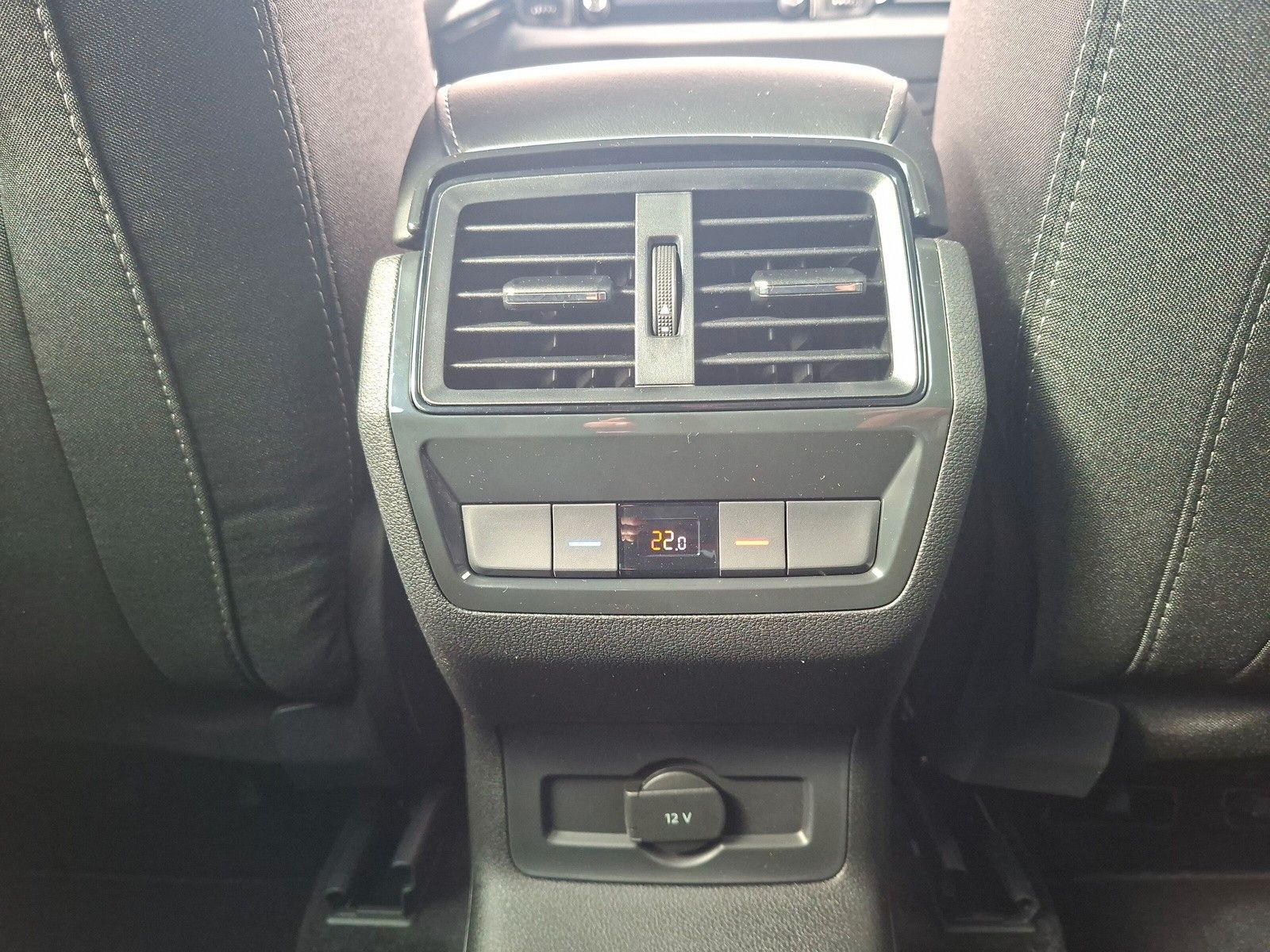 Fahrzeugabbildung SKODA Karoq 1.5 TSI Sportline Pano AHK Matrix 19" Side