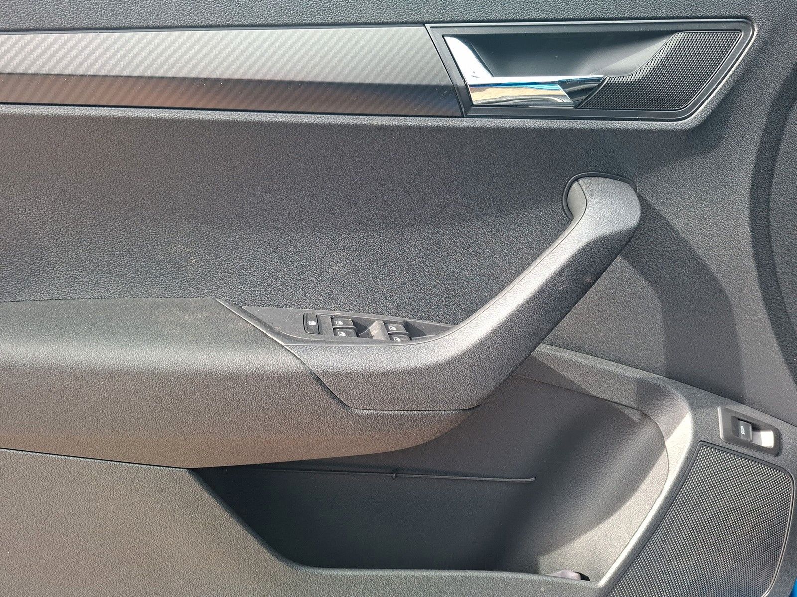 Fahrzeugabbildung SKODA Karoq 1.5 TSI Sportline Pano AHK Matrix 19" Side