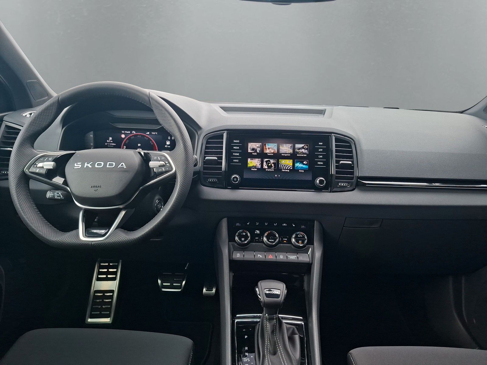 Fahrzeugabbildung SKODA Karoq 1.5 TSI Sportline Pano AHK Matrix 19" Side