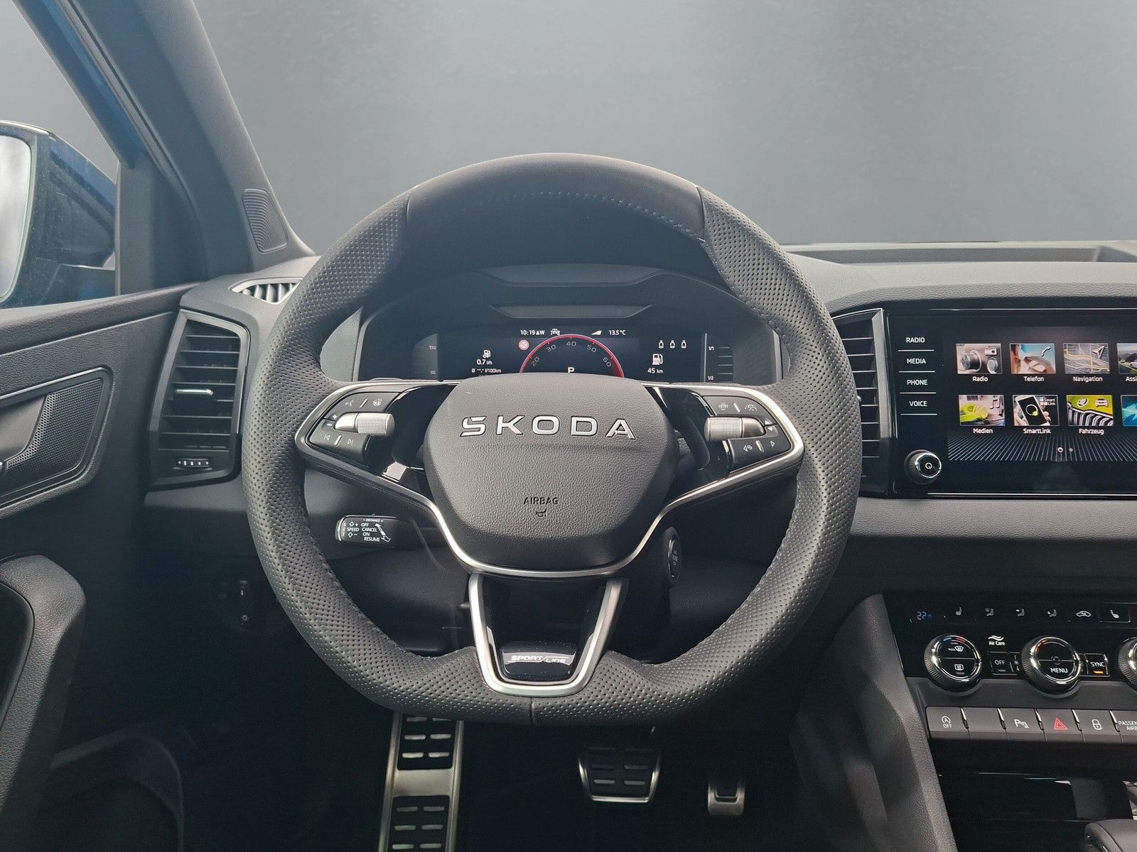 Fahrzeugabbildung SKODA Karoq 1.5 TSI Sportline Pano AHK Matrix 19" Side