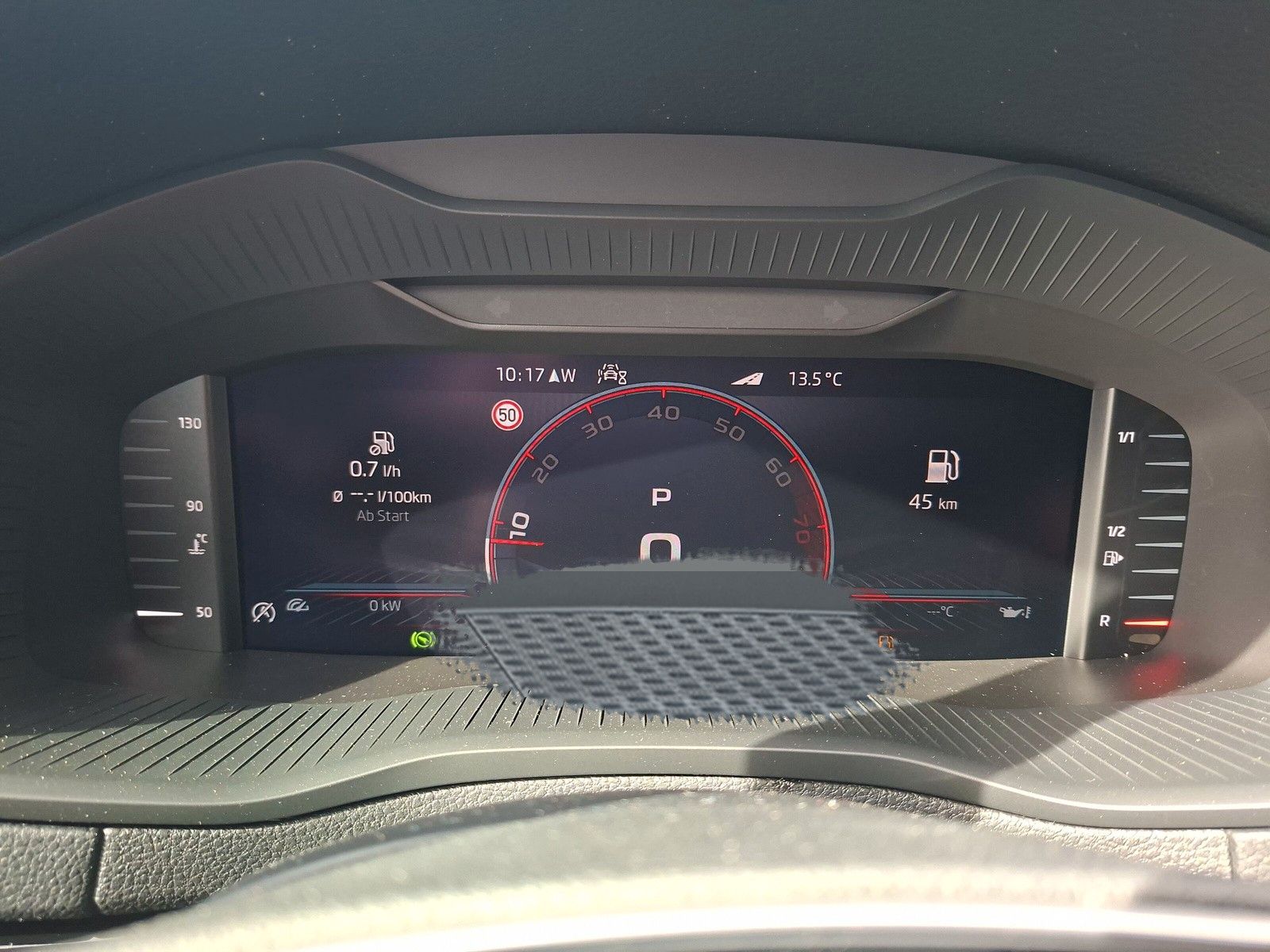 Fahrzeugabbildung SKODA Karoq 1.5 TSI Sportline Pano AHK Matrix 19" Side