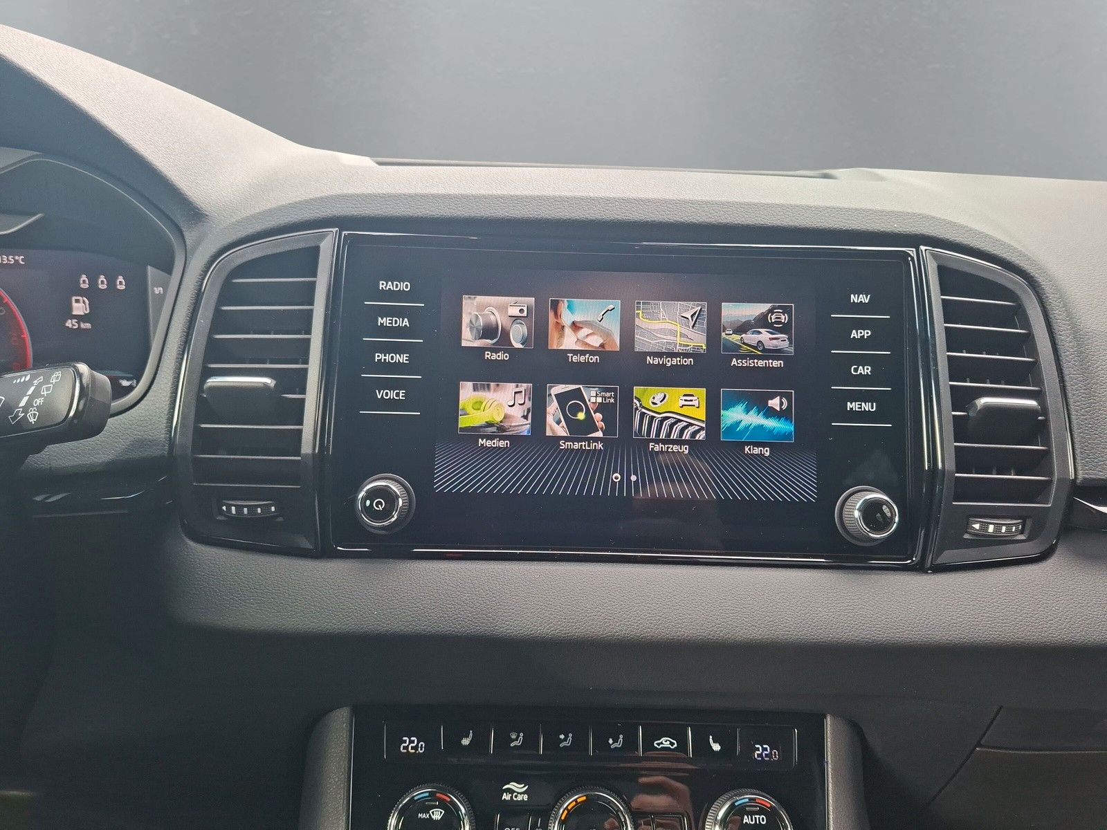 Fahrzeugabbildung SKODA Karoq 1.5 TSI Sportline Pano AHK Matrix 19" Side