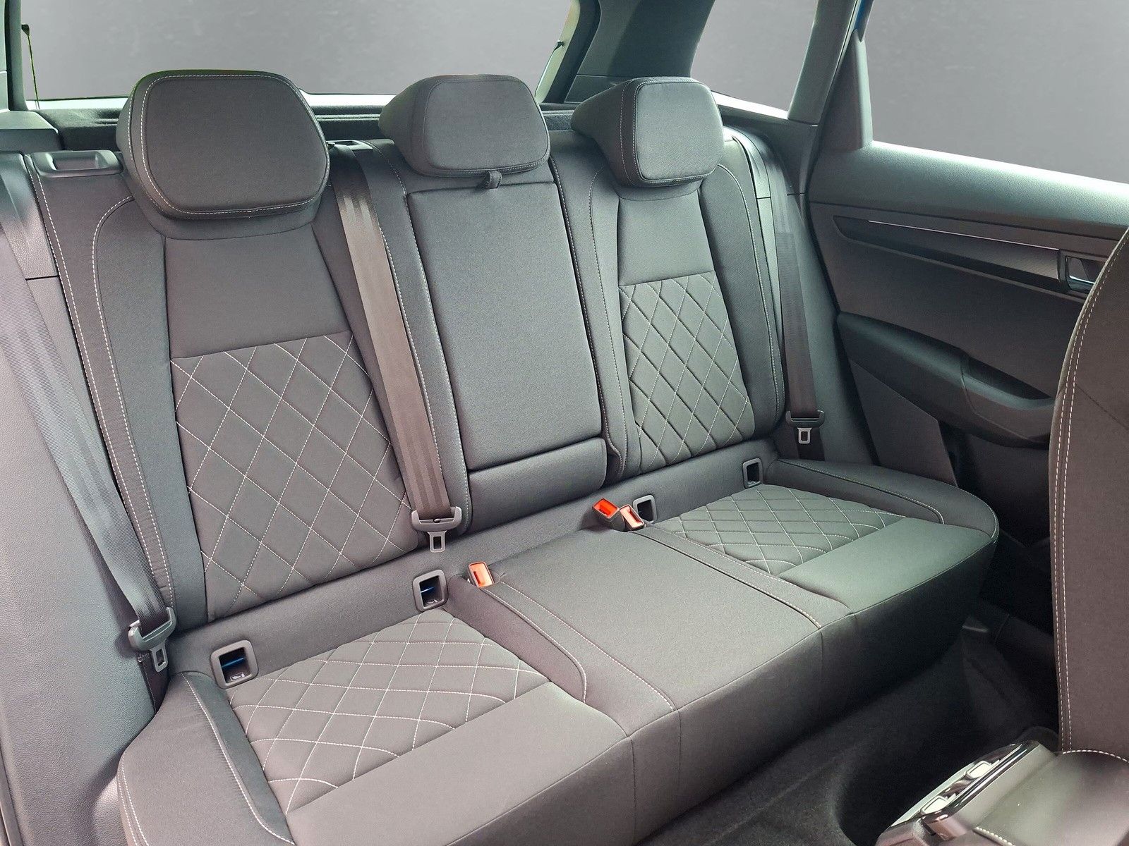 Fahrzeugabbildung SKODA Karoq 1.5 TSI Sportline Pano AHK Matrix 19" Side