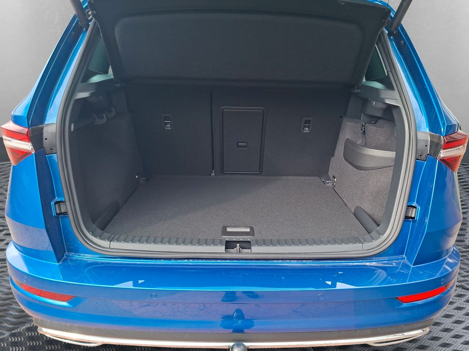 Fahrzeugabbildung SKODA Karoq 1.5 TSI Sportline Pano AHK Matrix 19" Side