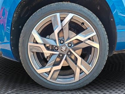 Fahrzeugabbildung SKODA Karoq 1.5 TSI Sportline Pano AHK Matrix 19" Side
