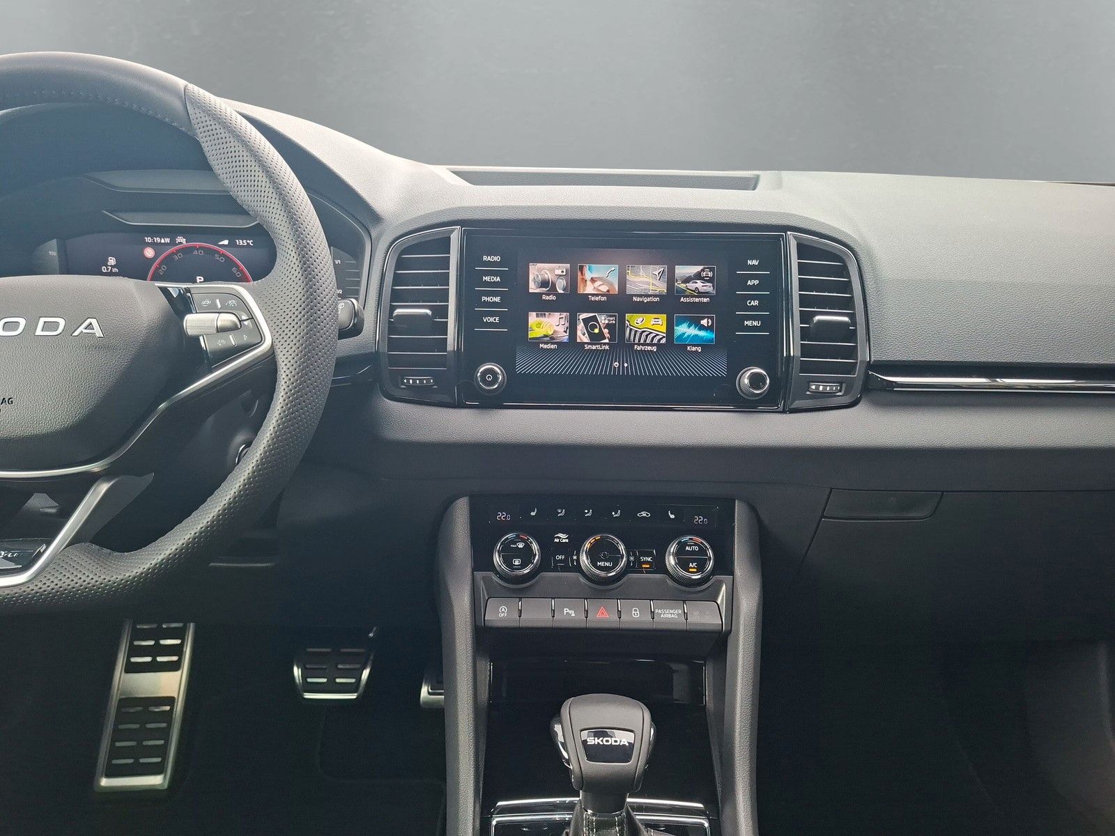 Fahrzeugabbildung SKODA Karoq 1.5 TSI Sportline Pano AHK Matrix 19" Side