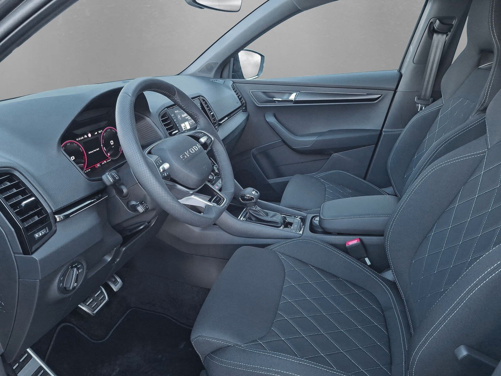 Fahrzeugabbildung SKODA Karoq 1.5 TSI Sportline Pano AHK Matrix 19" Side