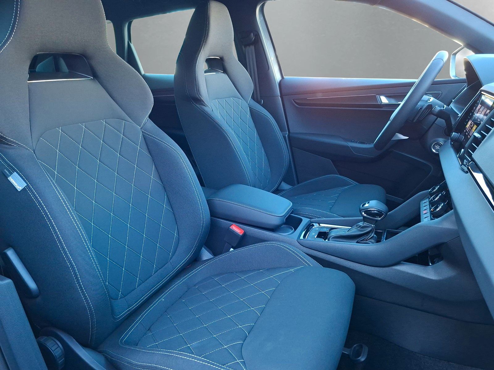 Fahrzeugabbildung SKODA Karoq 1.5 TSI Sportline Pano AHK Matrix 19" Side