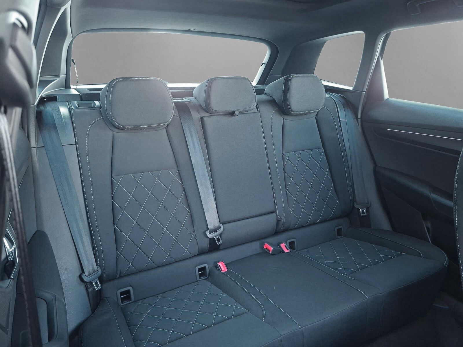 Fahrzeugabbildung SKODA Karoq 1.5 TSI Sportline Pano AHK Matrix 19" Side