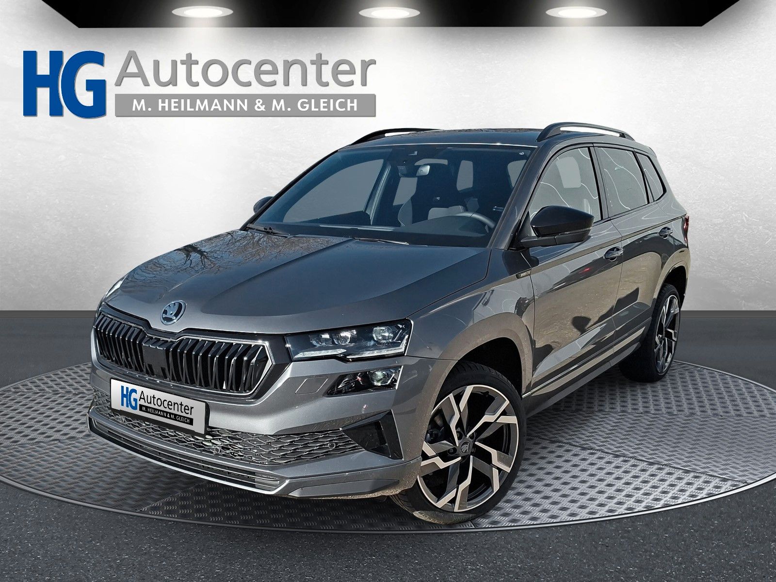Fahrzeugabbildung SKODA Karoq 1.5 TSI Sportline Pano AHK Matrix 19" Side