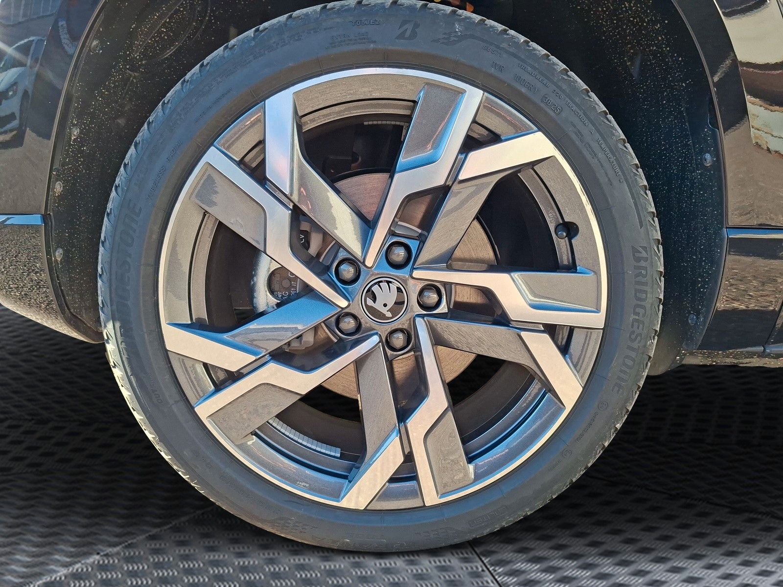 Fahrzeugabbildung SKODA Karoq 1.5 TSI Sportline Pano AHK Matrix 19" Side