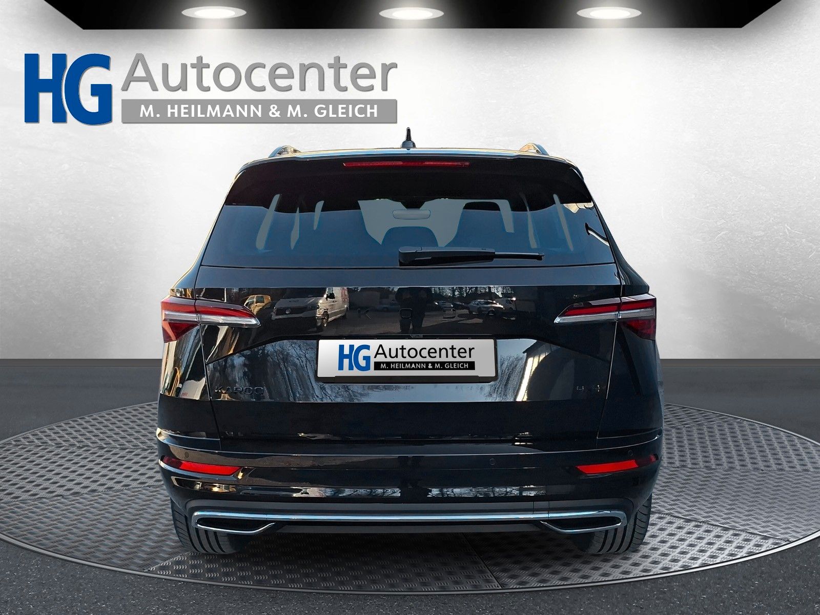 Fahrzeugabbildung SKODA Karoq 1.5 TSI Sportline Pano AHK Matrix 19" Side