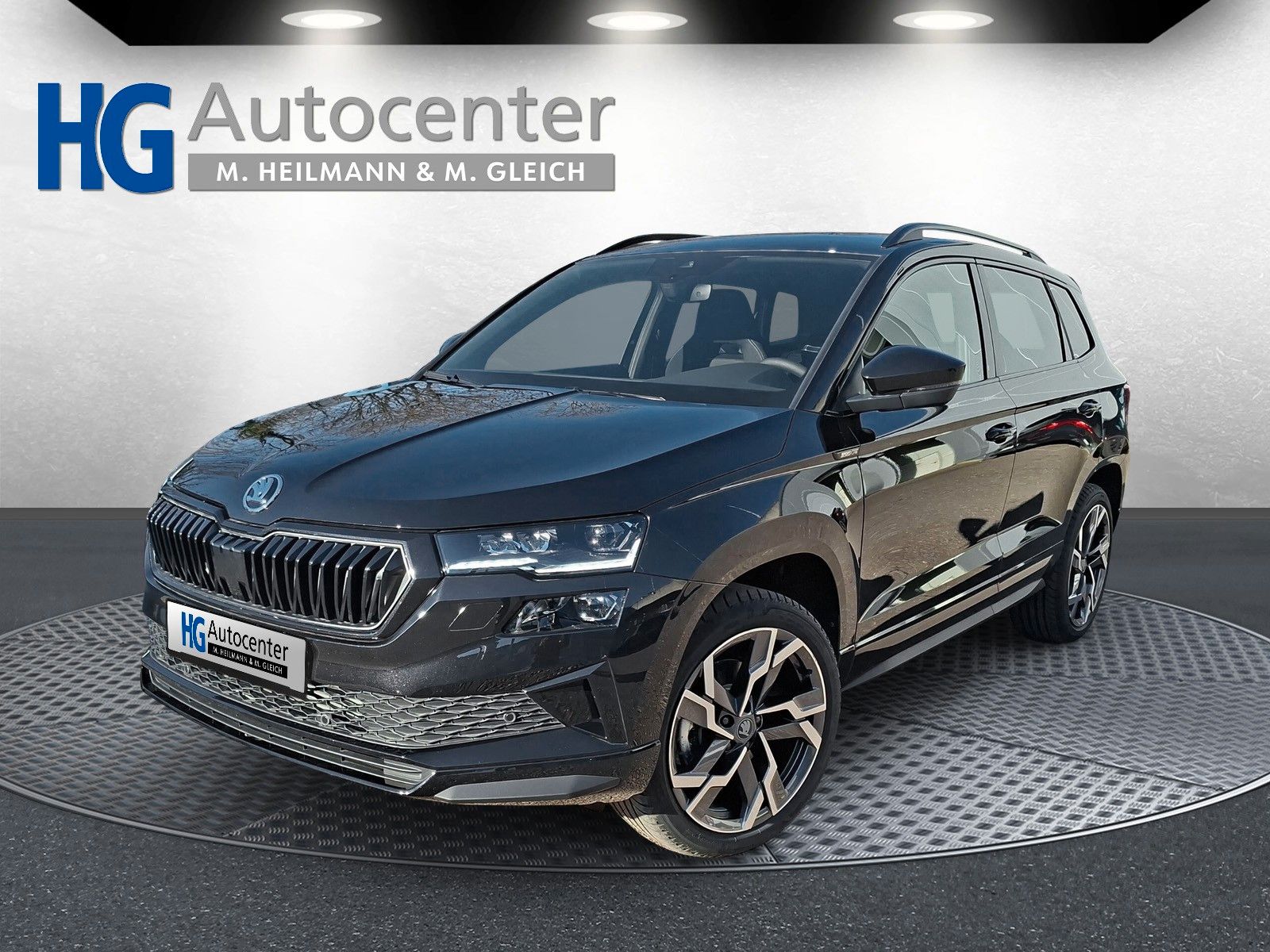 Fahrzeugabbildung SKODA Karoq 1.5 TSI Sportline Pano AHK Matrix 19" Side