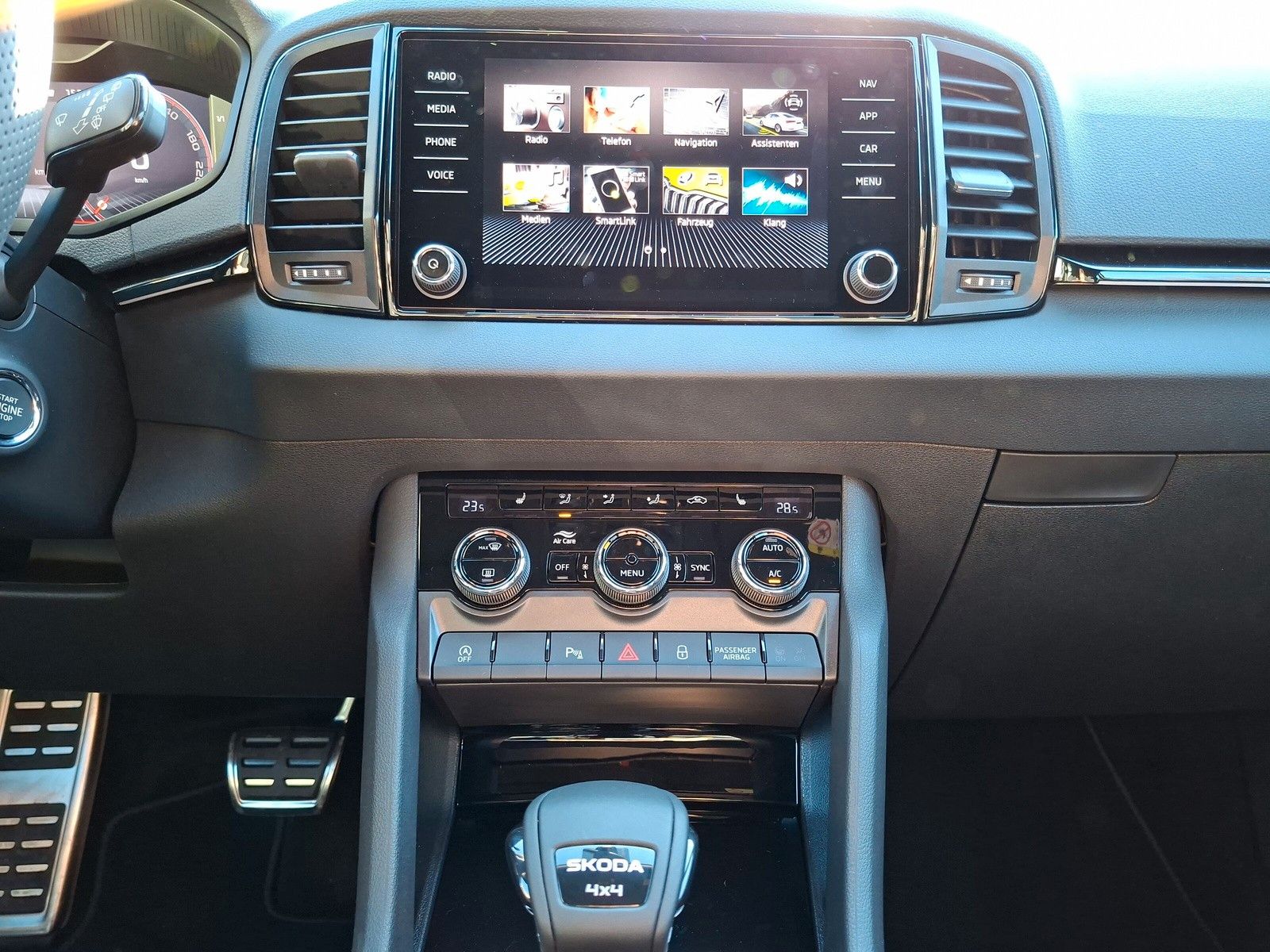 Fahrzeugabbildung SKODA Karoq 1.5 TSI Sportline Pano AHK Matrix 19" Side