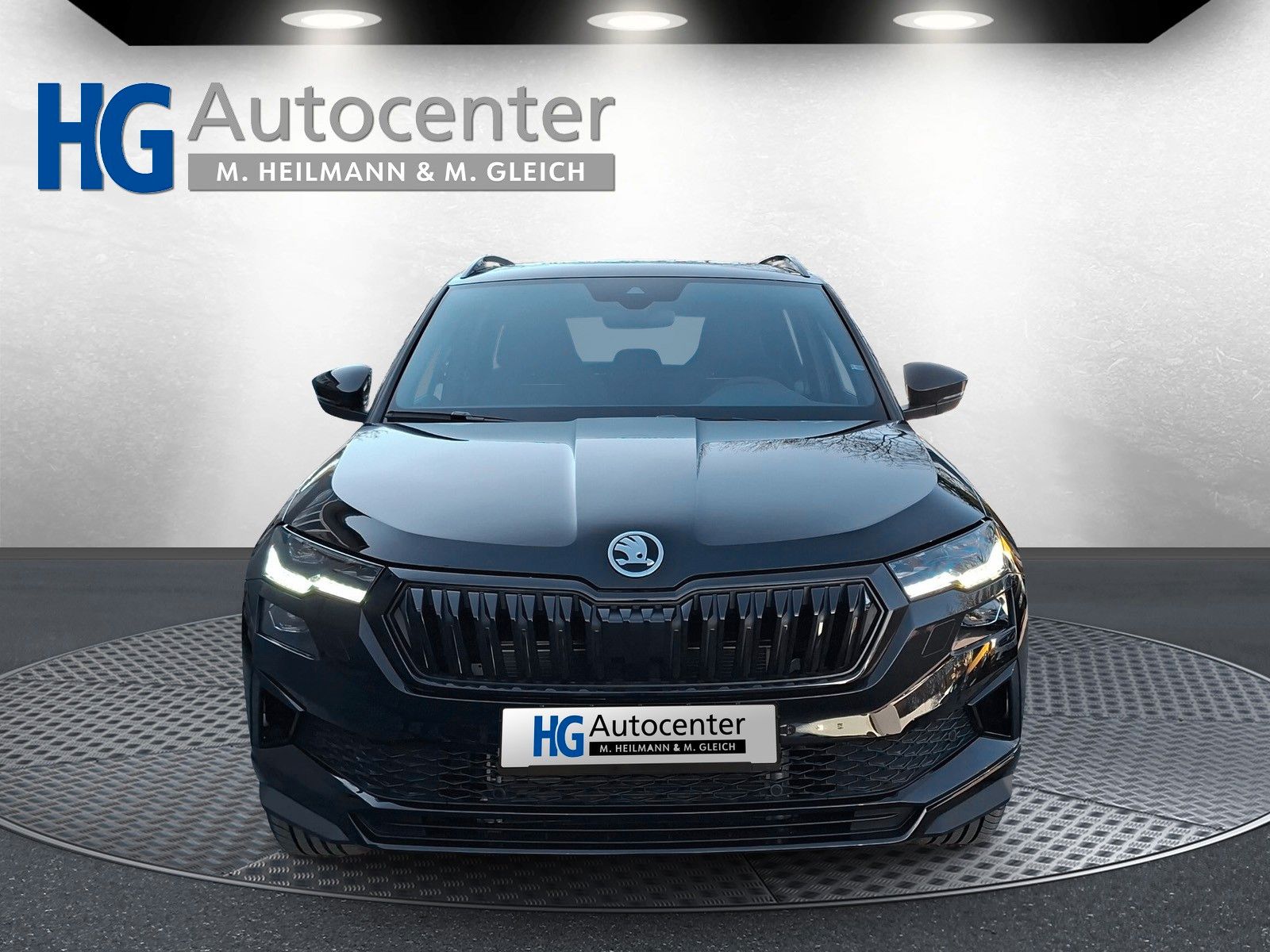 Fahrzeugabbildung SKODA Karoq 1.5 TSI Sportline Pano AHK Matrix 19" Side