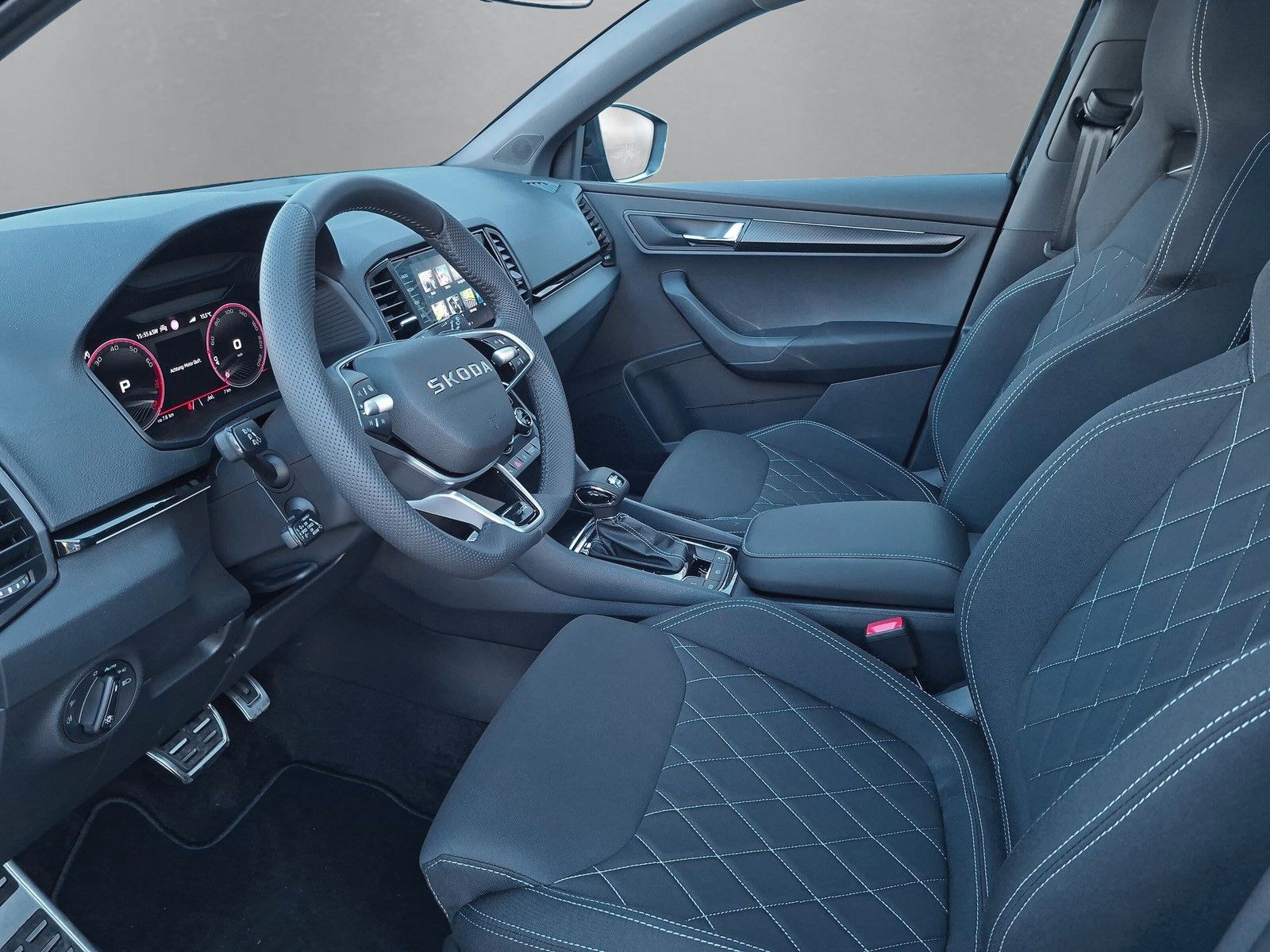 Fahrzeugabbildung SKODA Karoq 1.5TSI Sportline Pano AHK Matrix 19"Side