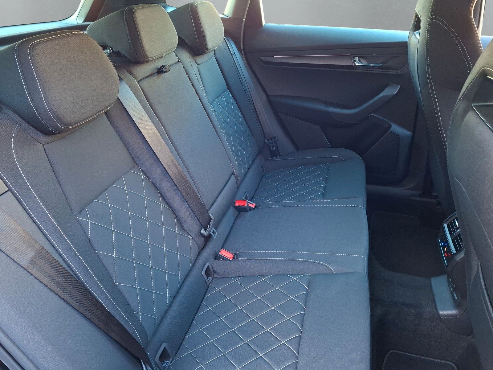 Fahrzeugabbildung SKODA Karoq 1.5TSI Sportline Pano AHK Matrix 19"Side