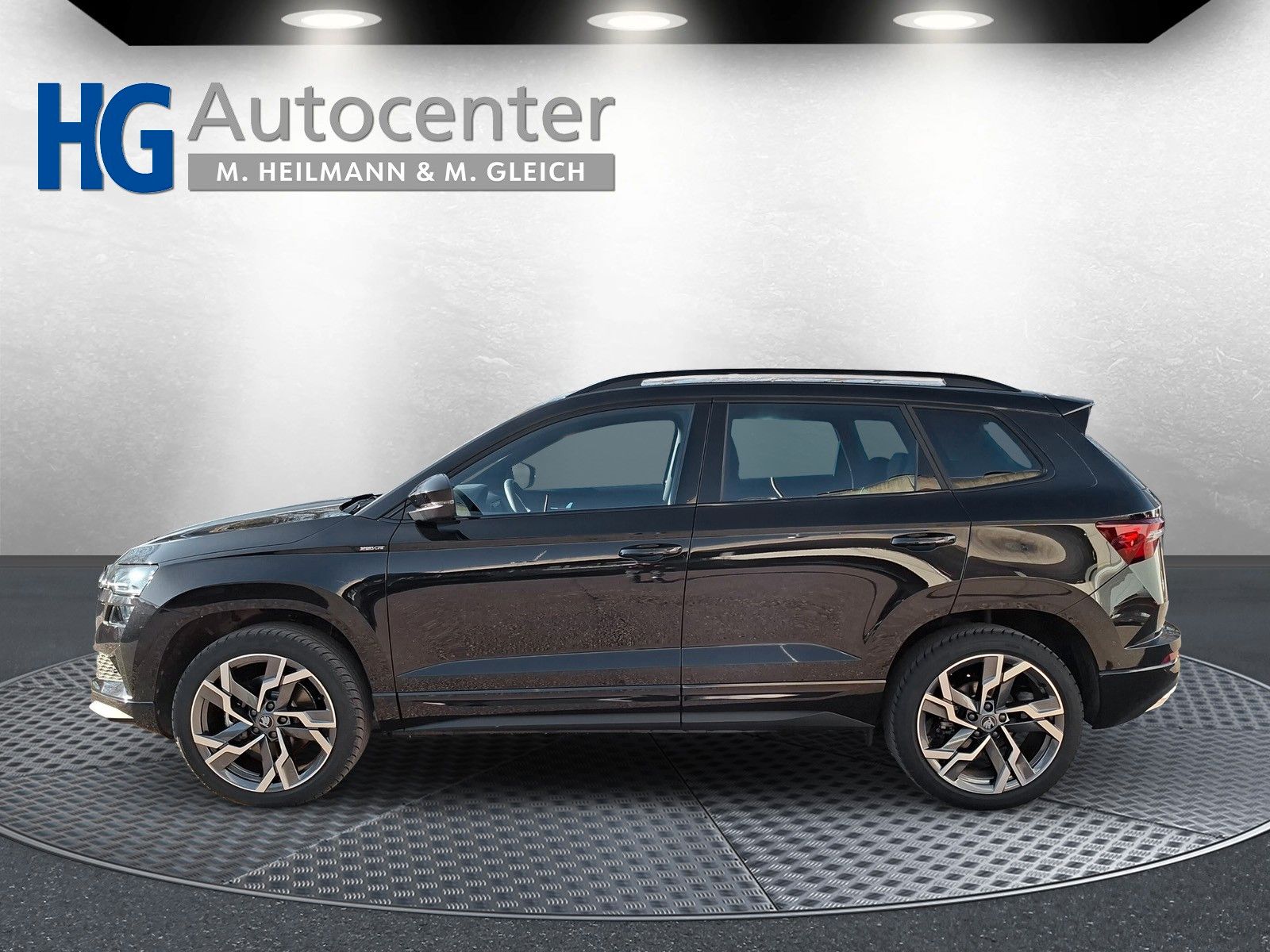Fahrzeugabbildung SKODA Karoq 1.5TSI Sportline Pano AHK Matrix 19"Side