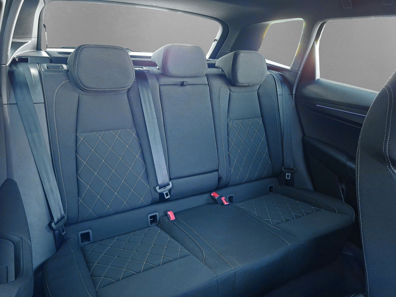 Fahrzeugabbildung SKODA Karoq 1.5 TSI Sportline Pano AHK Matrix 19" Side