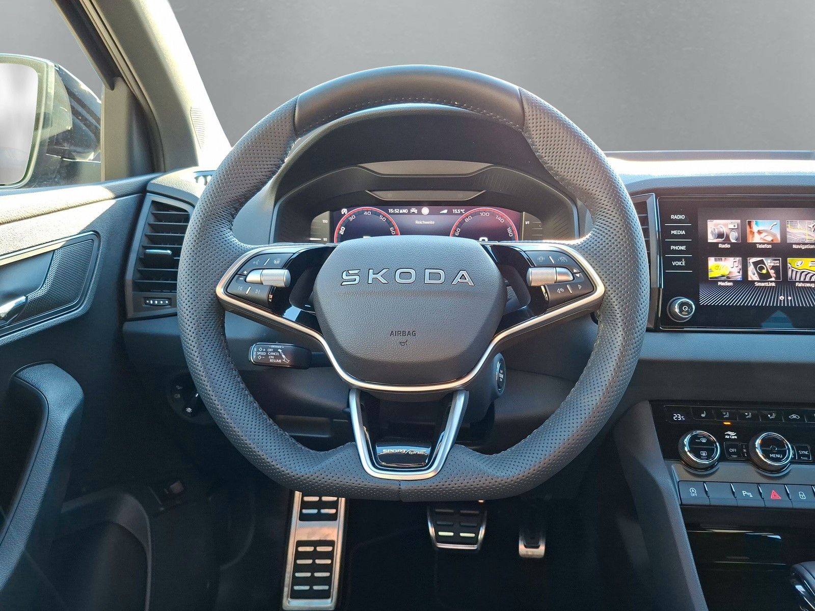 Fahrzeugabbildung SKODA Karoq 1.5 TSI Sportline Pano AHK Matrix 19" Side