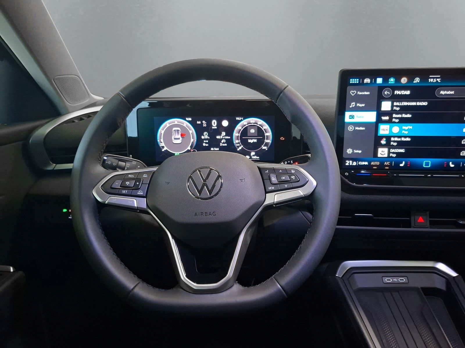 Fahrzeugabbildung Volkswagen T-Roc 1.5 eTSI Side LED AHK ACC Kamera Neu Mod