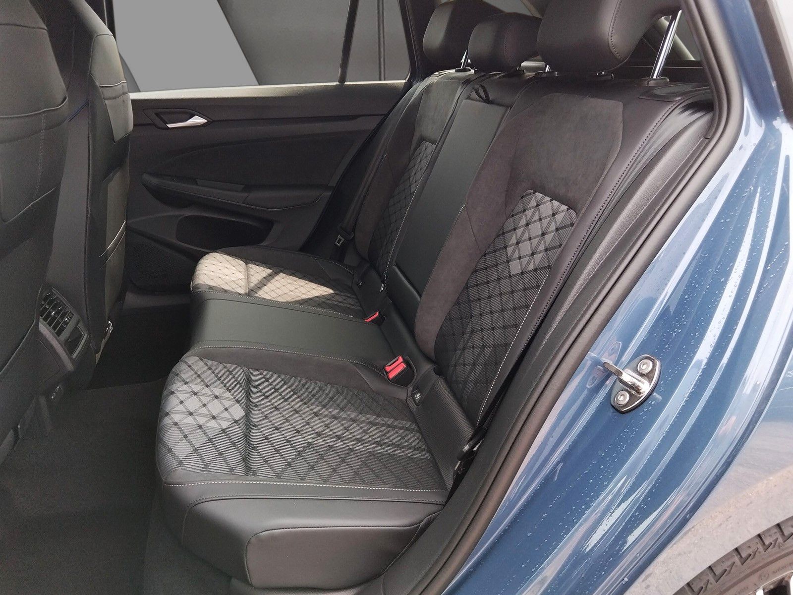 Fahrzeugabbildung Volkswagen Golf VIII 1.5eTSI R-Line Pano18"LED ACC AHK