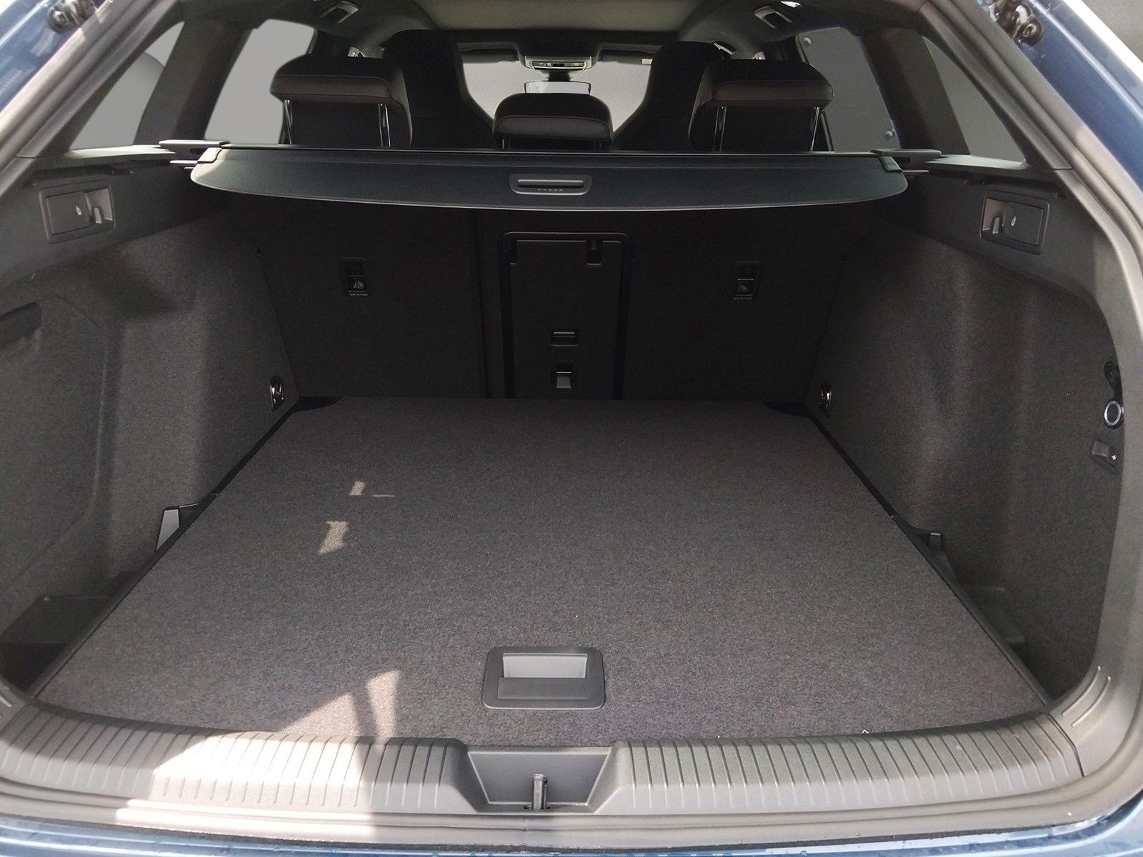 Fahrzeugabbildung Volkswagen Golf VIII 1.5eTSI R-Line Pano18"LED ACC AHK