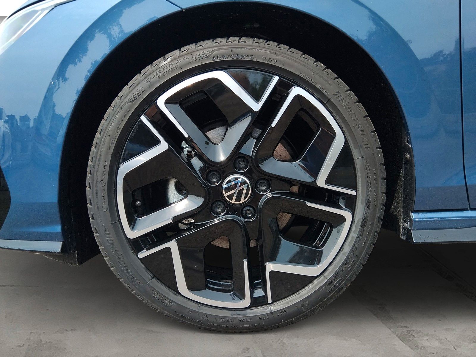 Fahrzeugabbildung Volkswagen Golf VIII 1.5eTSI R-Line Pano18"LED ACC AHK