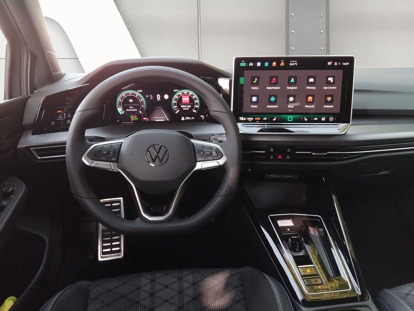 Fahrzeugabbildung Volkswagen Golf VIII 1.5eTSI R-Line Pano18"LED ACC AHK