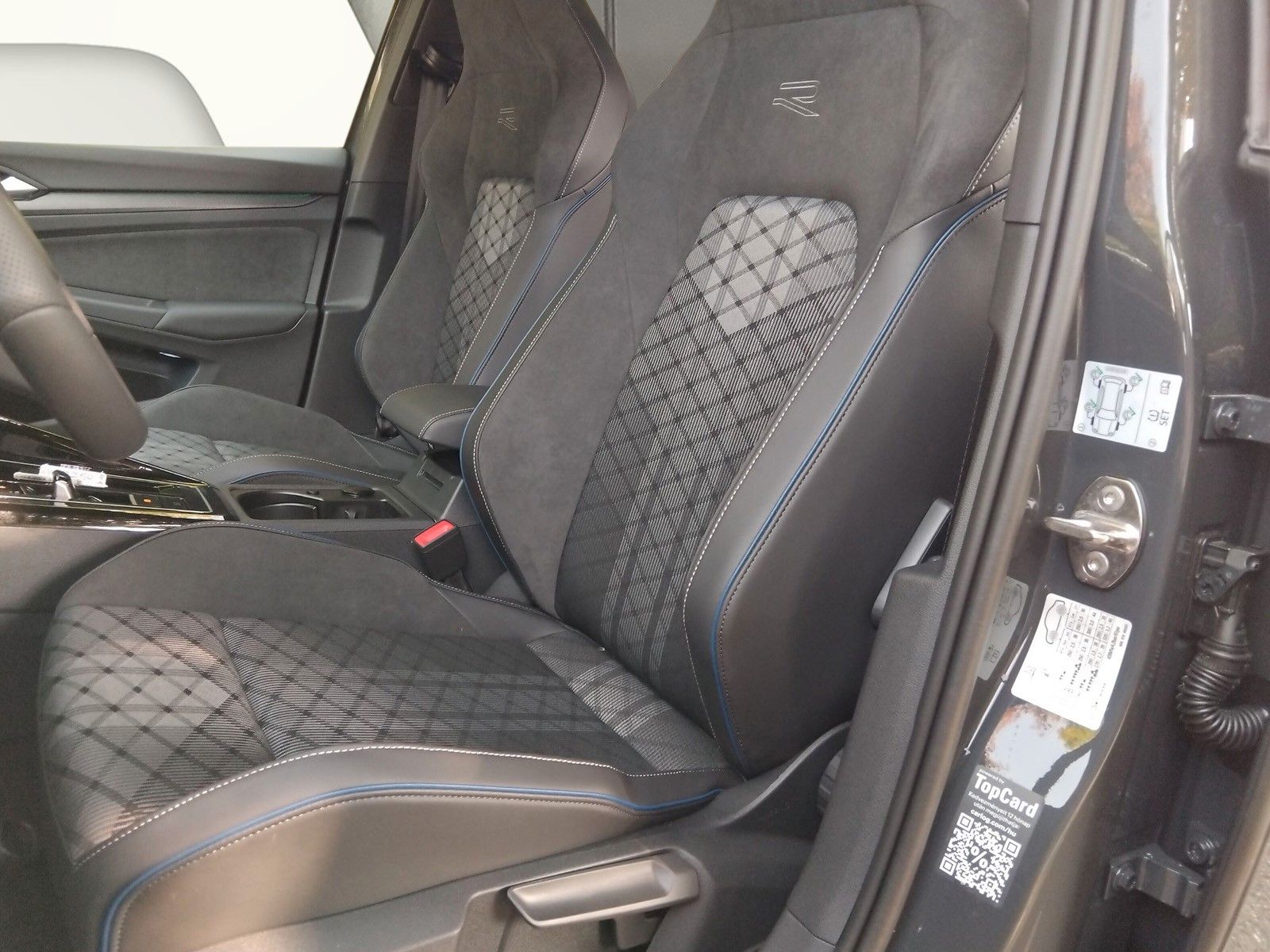 Fahrzeugabbildung Volkswagen Golf VIII 1.5eTSI R-Line Pano18"LED ACC AHK