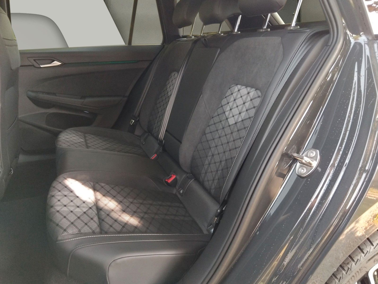 Fahrzeugabbildung Volkswagen Golf VIII 1.5eTSI R-Line Pano18"LED ACC AHK