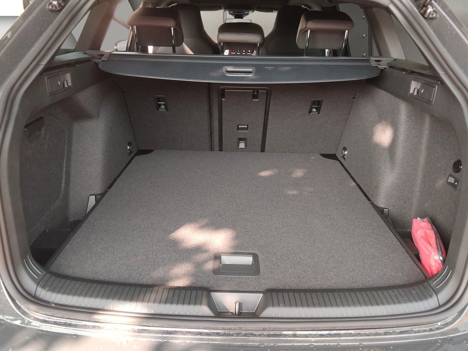 Fahrzeugabbildung Volkswagen Golf VIII 1.5eTSI R-Line Pano18"LED ACC AHK