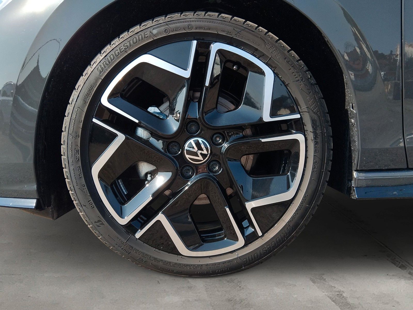 Fahrzeugabbildung Volkswagen Golf VIII 1.5eTSI R-Line Pano18"LED ACC AHK