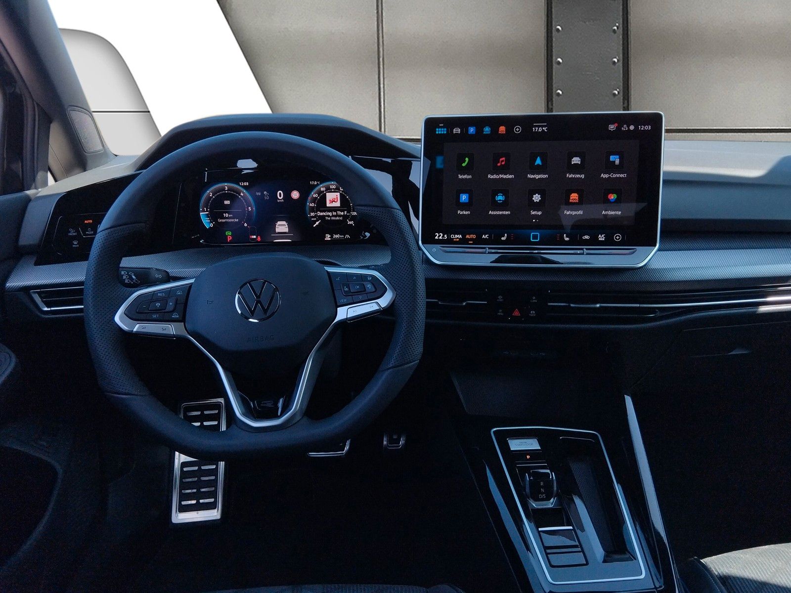 Fahrzeugabbildung Volkswagen Golf VIII 1.5eTSI R-Line Pano 18" LED ACC AHK