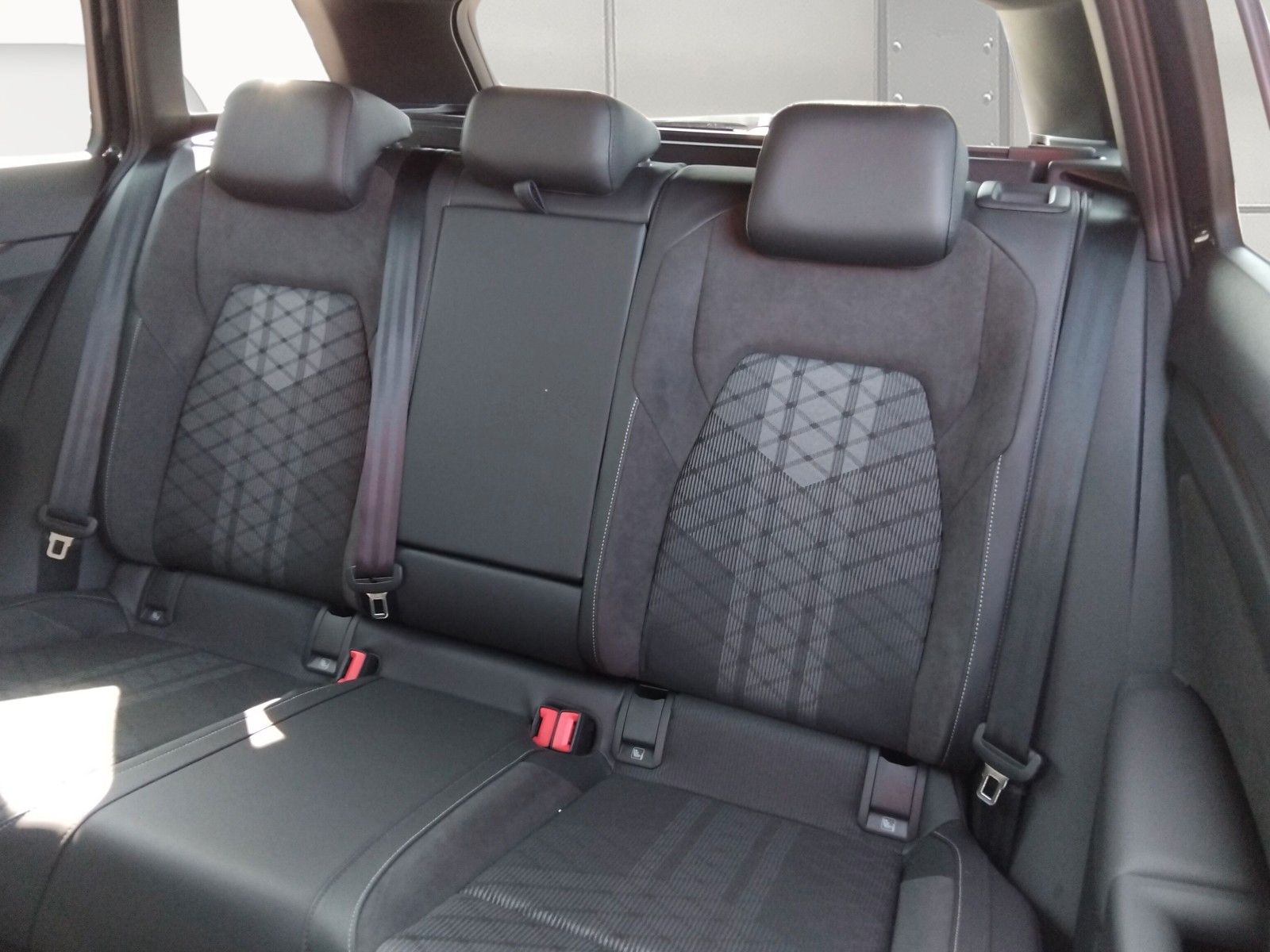 Fahrzeugabbildung Volkswagen Golf VIII 1.5eTSI R-Line Pano 18" LED ACC AHK