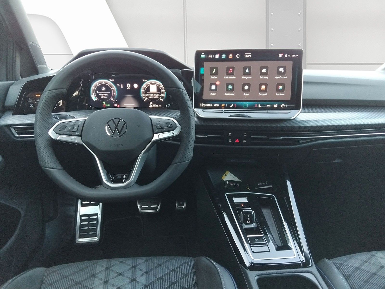 Fahrzeugabbildung Volkswagen Golf VIII 1.5eTSI R-Line Pano 18" LED ACC AHK