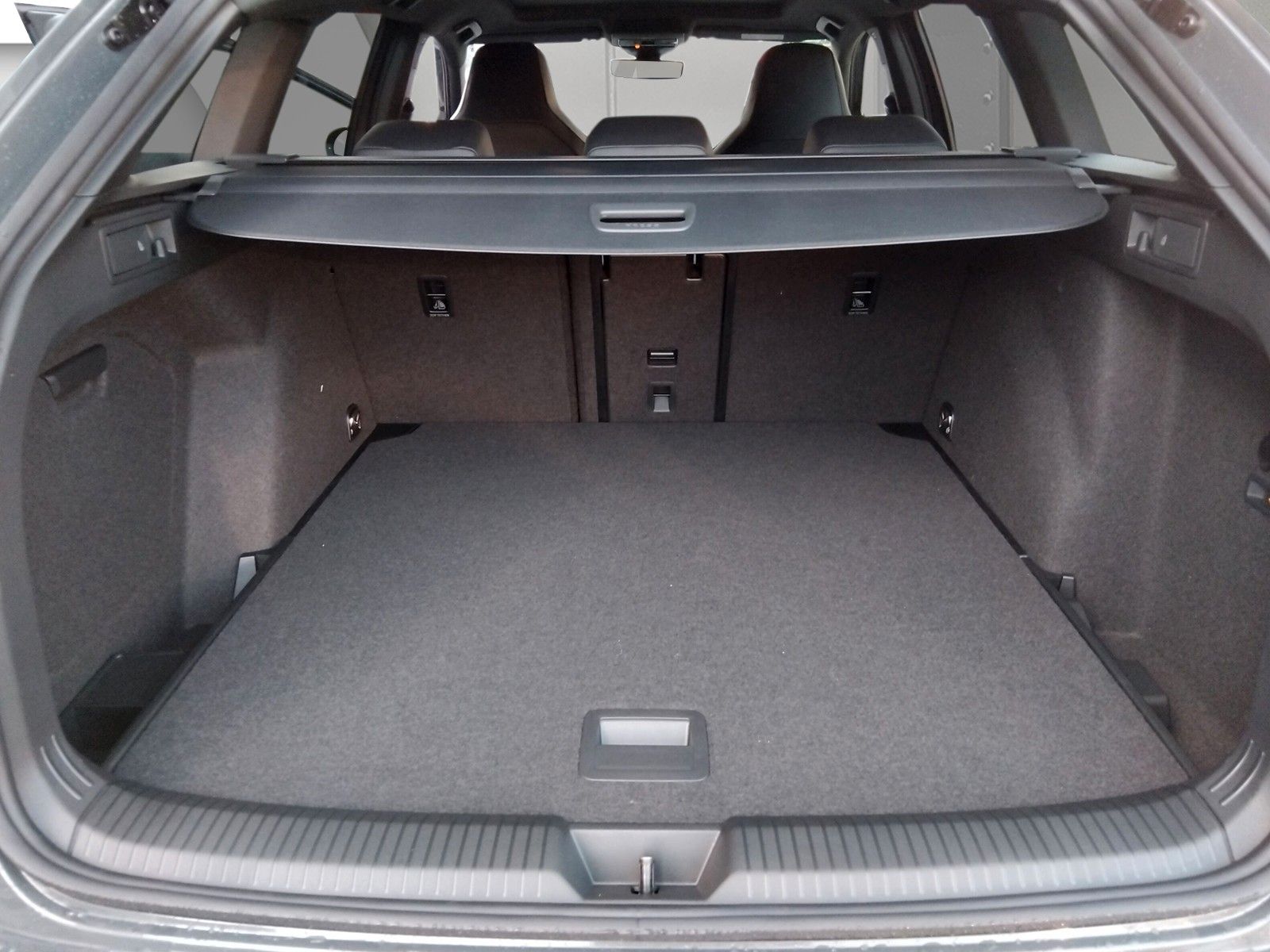 Fahrzeugabbildung Volkswagen Golf VIII 1.5eTSI R-Line Pano 18" LED ACC AHK