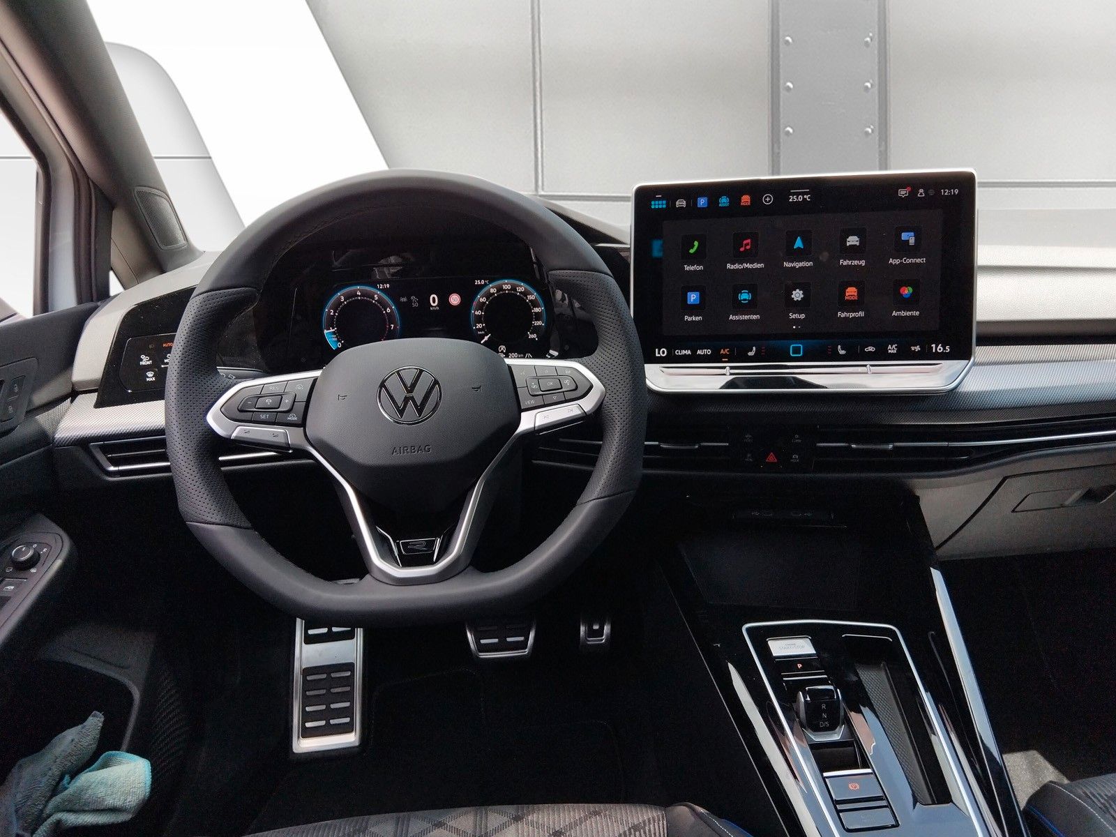 Fahrzeugabbildung Volkswagen Golf VIII 1.5 eTSI R-Line Pano 18" LED ACC AHK