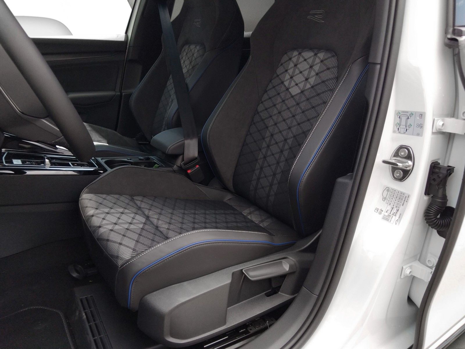 Fahrzeugabbildung Volkswagen Golf VIII 1.5 eTSI R-Line Pano 18" LED ACC AHK