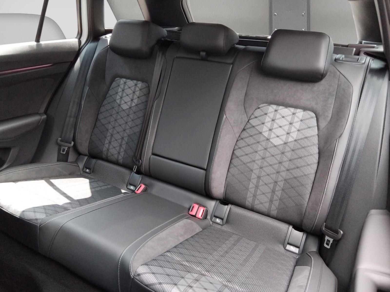 Fahrzeugabbildung Volkswagen Golf VIII 1.5 eTSI R-Line Pano 18" LED ACC AHK