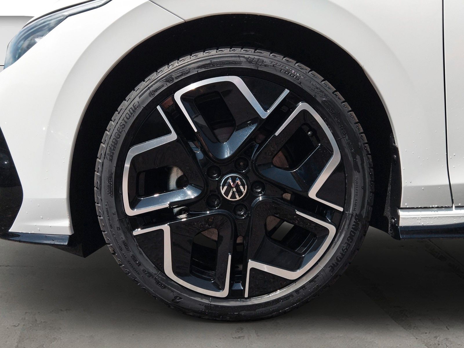 Fahrzeugabbildung Volkswagen Golf VIII 1.5 eTSI R-Line Pano 18" LED ACC AHK