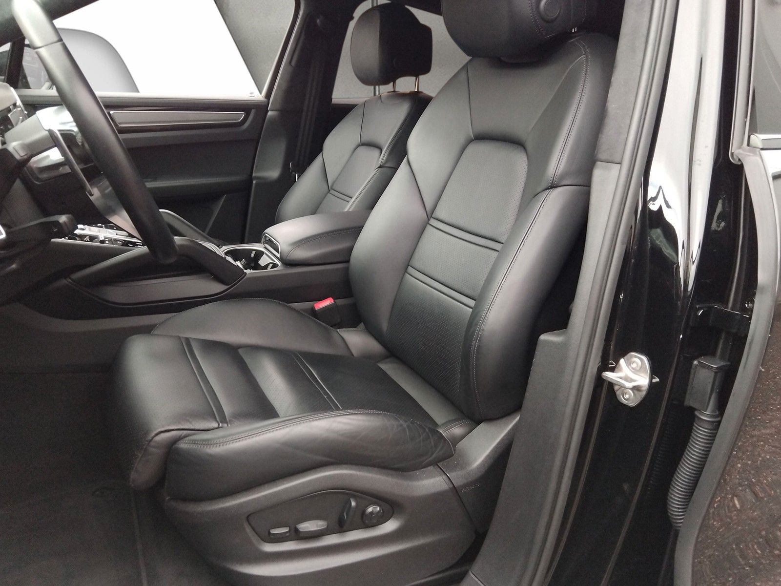 Fahrzeugabbildung Porsche Cayenne Coupe Hybrid Sport 21" Luft Bose  360°