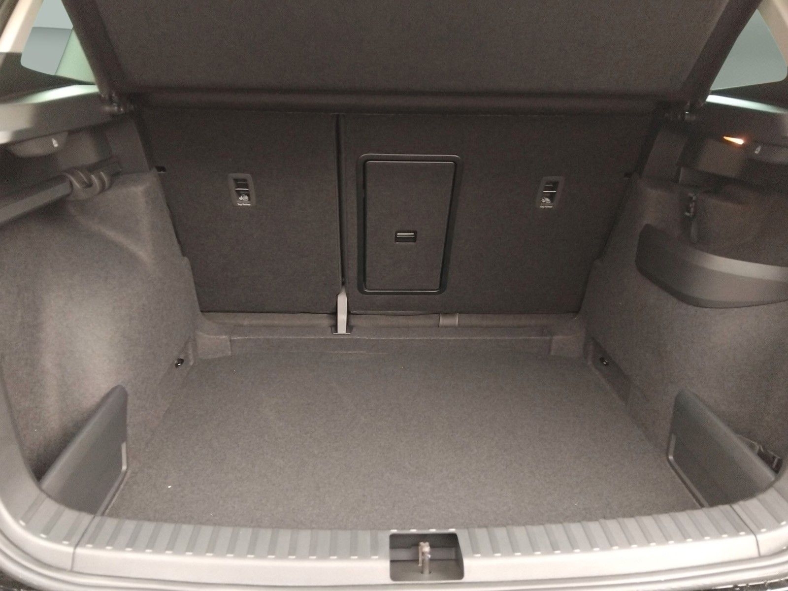 Fahrzeugabbildung SKODA Karoq 1.5 TSI DSG Kessy LED AHK Navi ACC eHeck