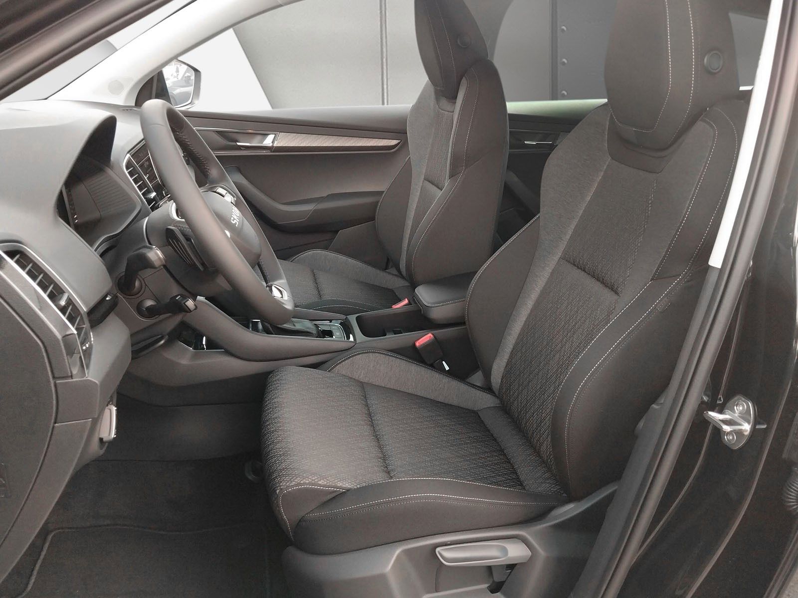 Fahrzeugabbildung SKODA Karoq 1.5 TSI DSG Keyless LED AHK Navi ACC eHeck