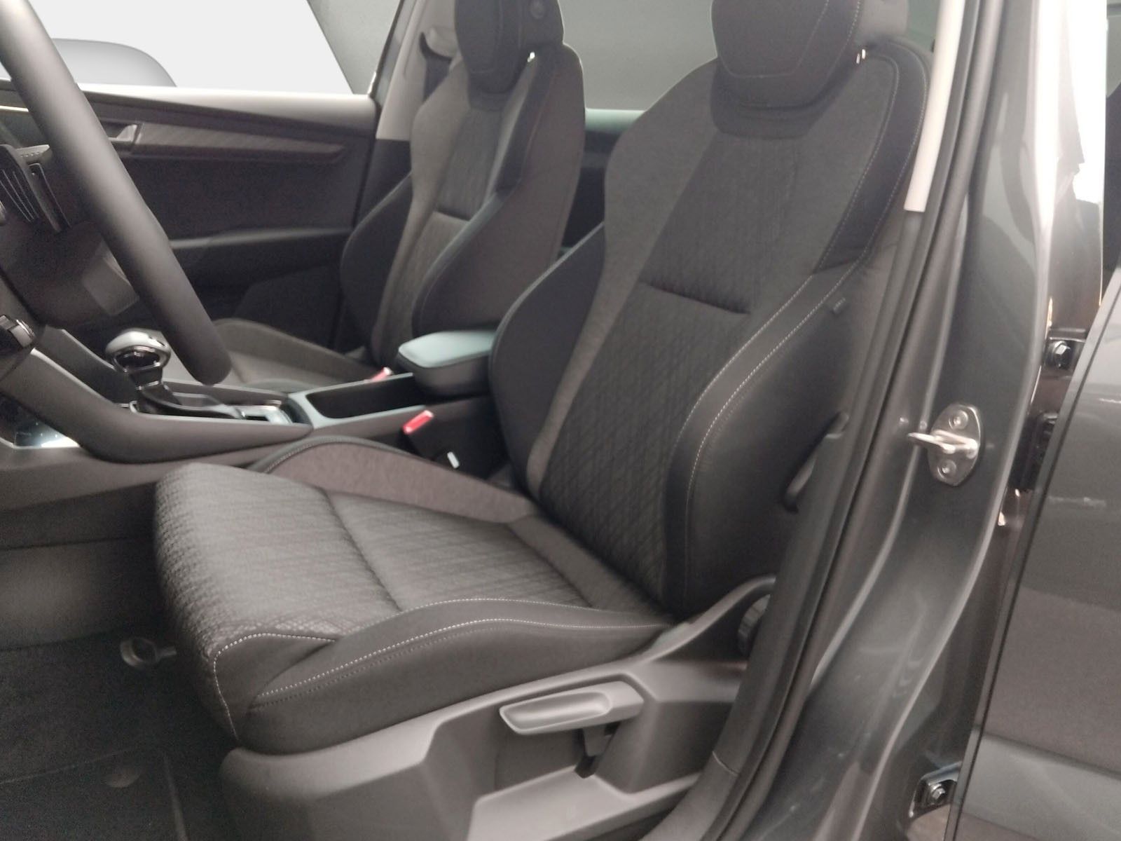 Fahrzeugabbildung SKODA Karoq 1.5TSI DSG Kessy LED AHK Navi ACC eHeck