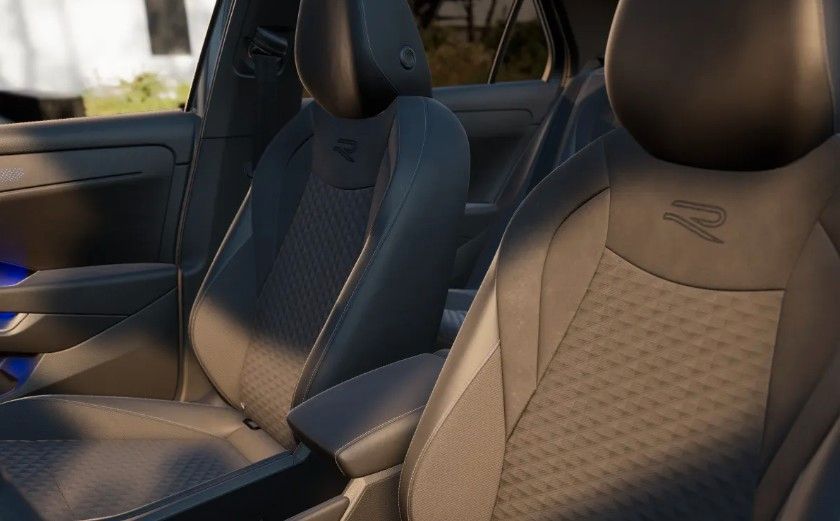 Fahrzeugabbildung Volkswagen T-Roc 1.5TSI R-Line Pano Navi AHK Side19"Neu Mod