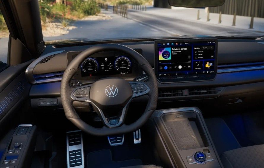 Fahrzeugabbildung Volkswagen T-Roc 1.5 TSI R-Line Pano Navi AHK 19" Neues Mod