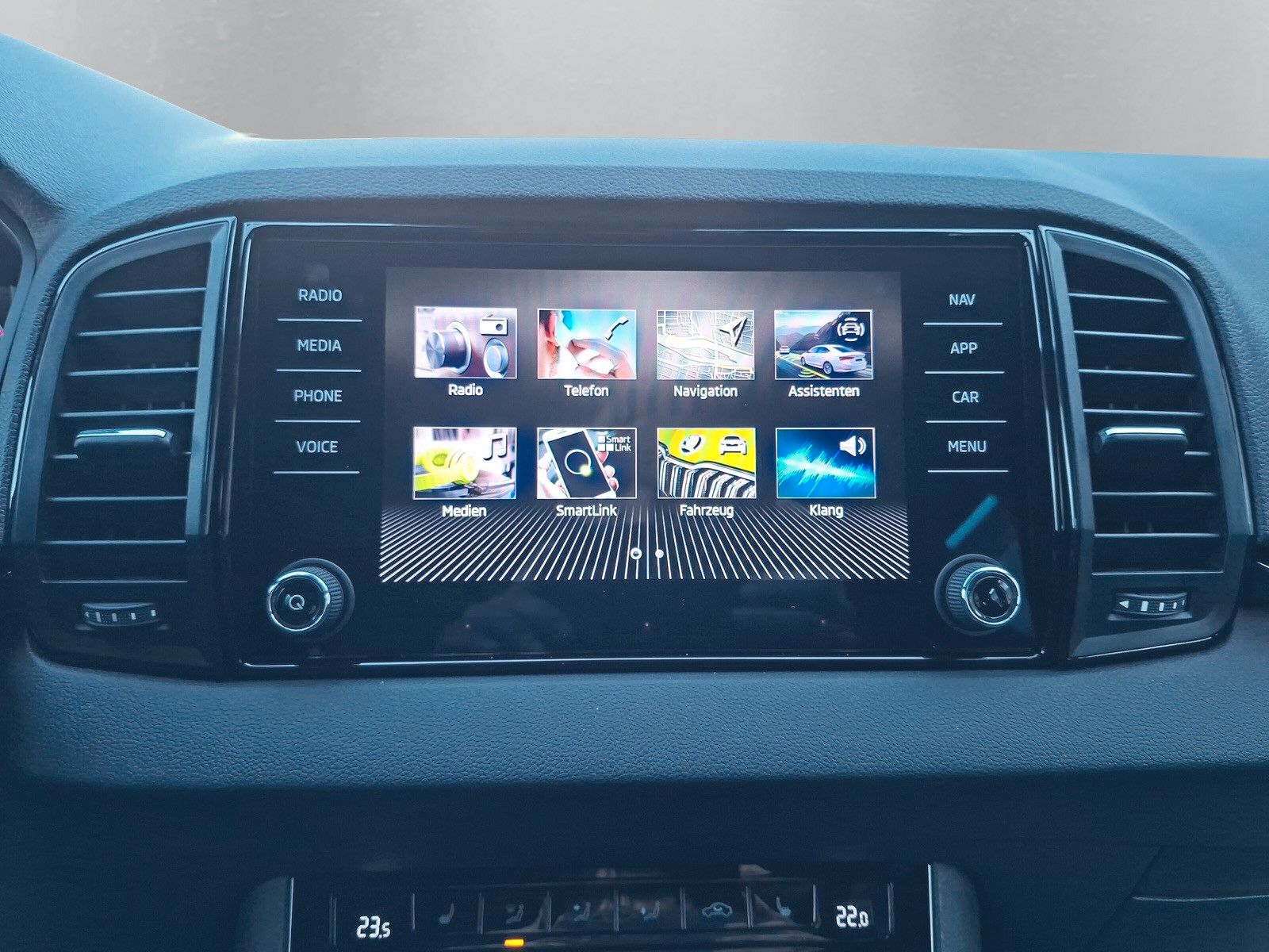 Fahrzeugabbildung SKODA Karoq 1.5TSI Sportline Pano AHK Matrix 19"Side